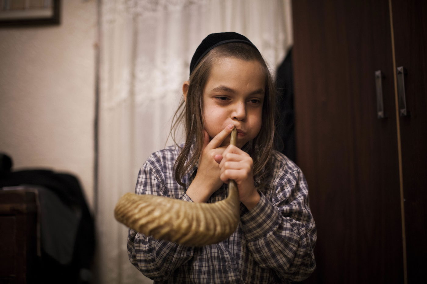 במאה שערים מתרגלים לתקוע בשופר • תמונות