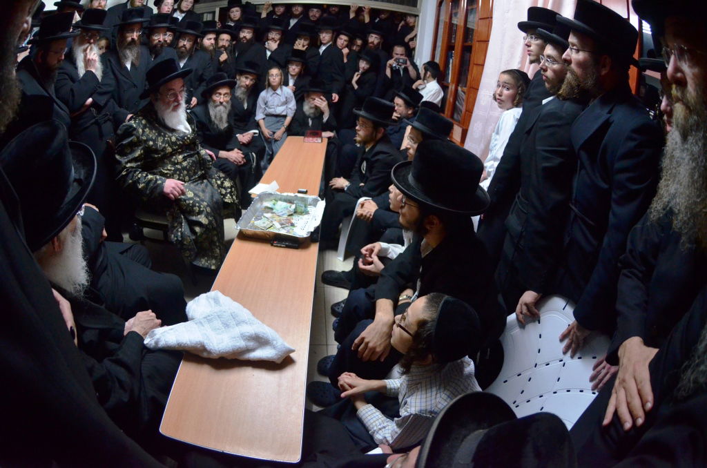 צפו: האדמו"ר מויז'ניץ ניחם את בני משפחת ויזל