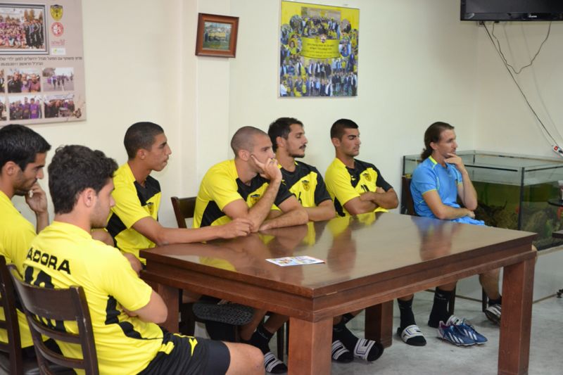 צפו: הרב יונה מצגר נפגש עם שחקני 'בית"ר ירושלים'