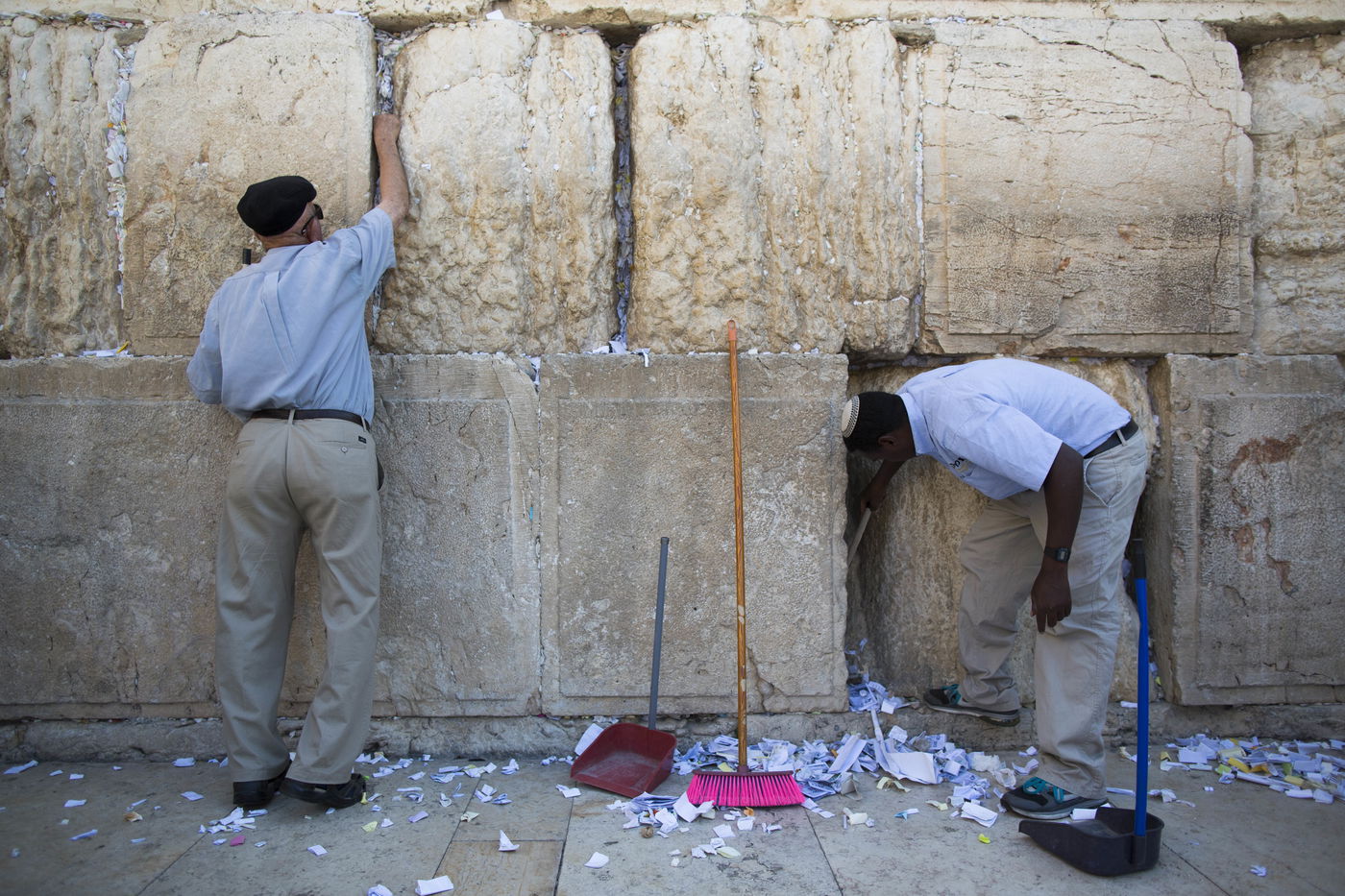 ערב ראש השנה: מנקים את אבני הכותל המערבי