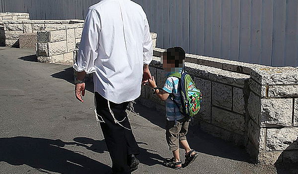 הלם בב"ב: זוג חסידי עזב את הדת עם ששת ילדיו