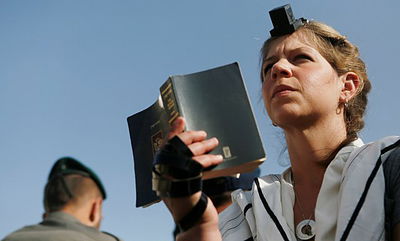 אחת מנשות הכותל