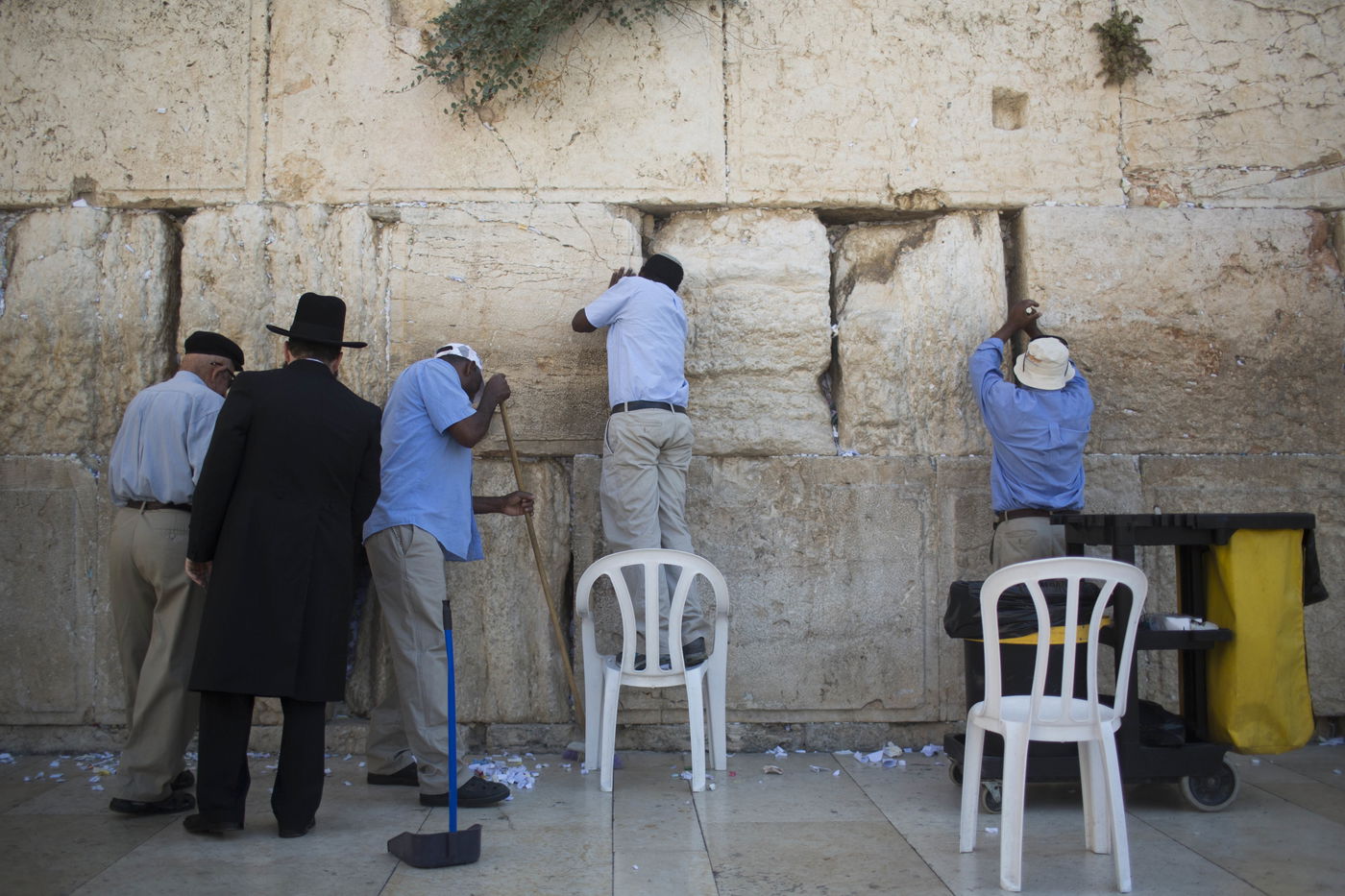 ערב ראש השנה: מנקים את אבני הכותל המערבי