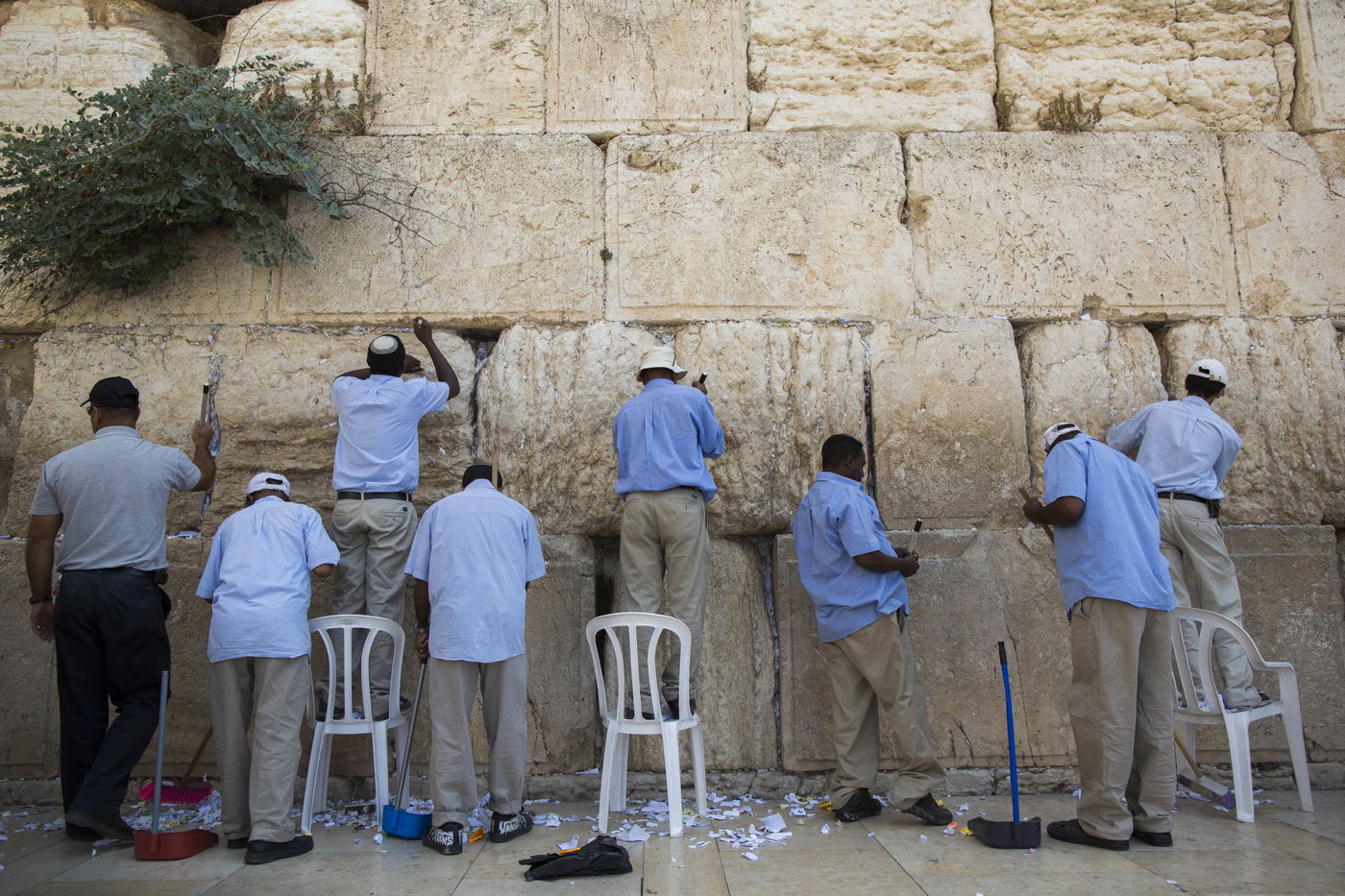 ערב ראש השנה: מנקים את אבני הכותל המערבי