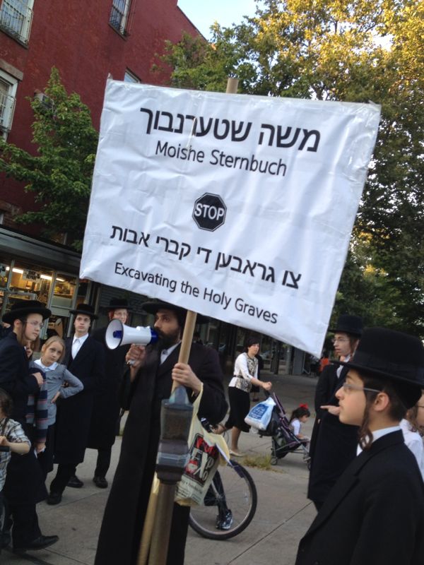 ניו יורק: קיצונים הפגינו נגד הראב"ד הרב משה שטרנבוך