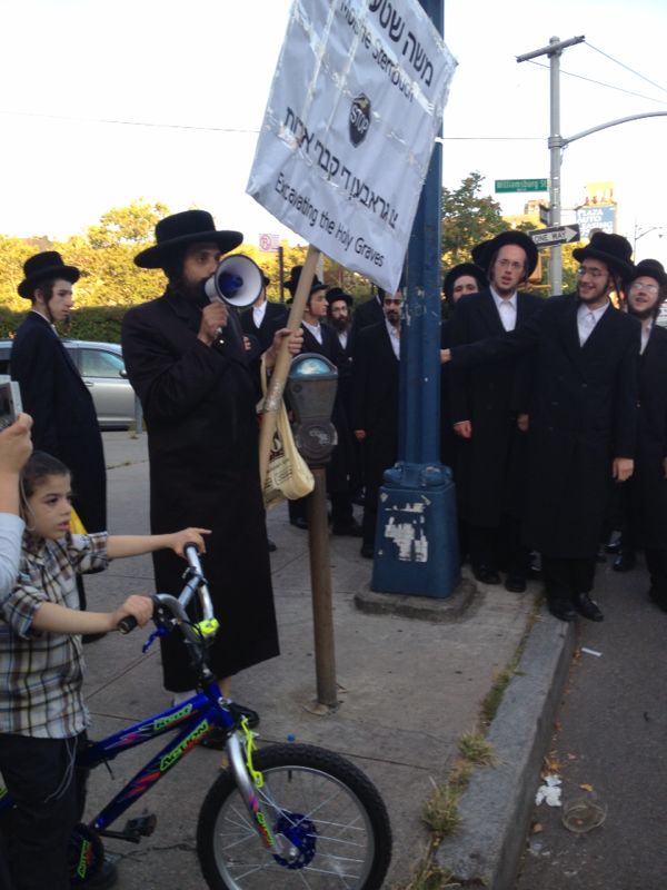 ניו יורק: קיצונים הפגינו נגד הראב"ד הרב משה שטרנבוך