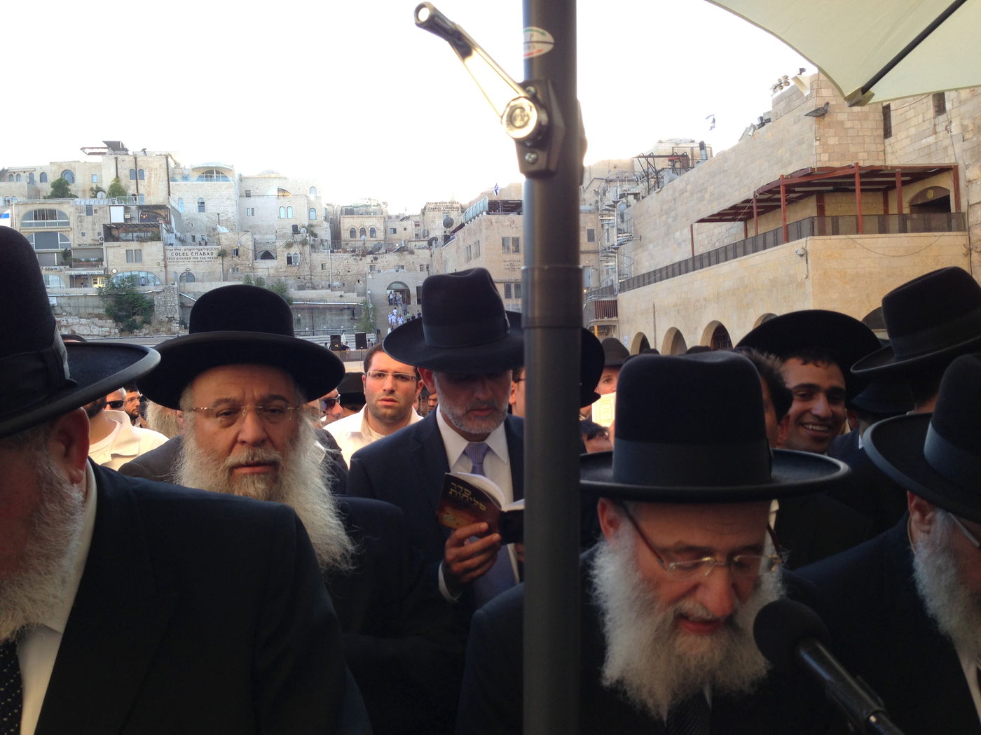 צפו: המונים התפללו בכותל לרפואת הרב עובדיה יוסף