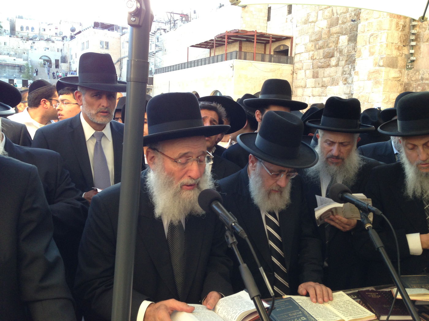 צפו: המונים התפללו בכותל לרפואת הרב עובדיה יוסף