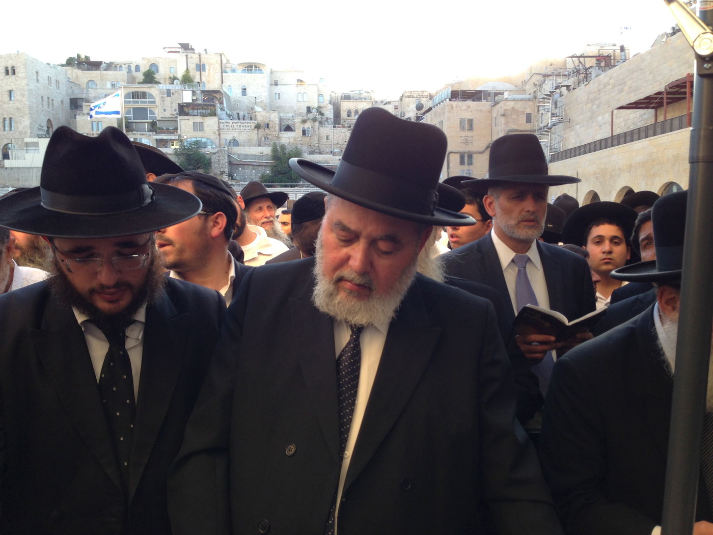 צפו: המונים התפללו בכותל לרפואת הרב עובדיה יוסף