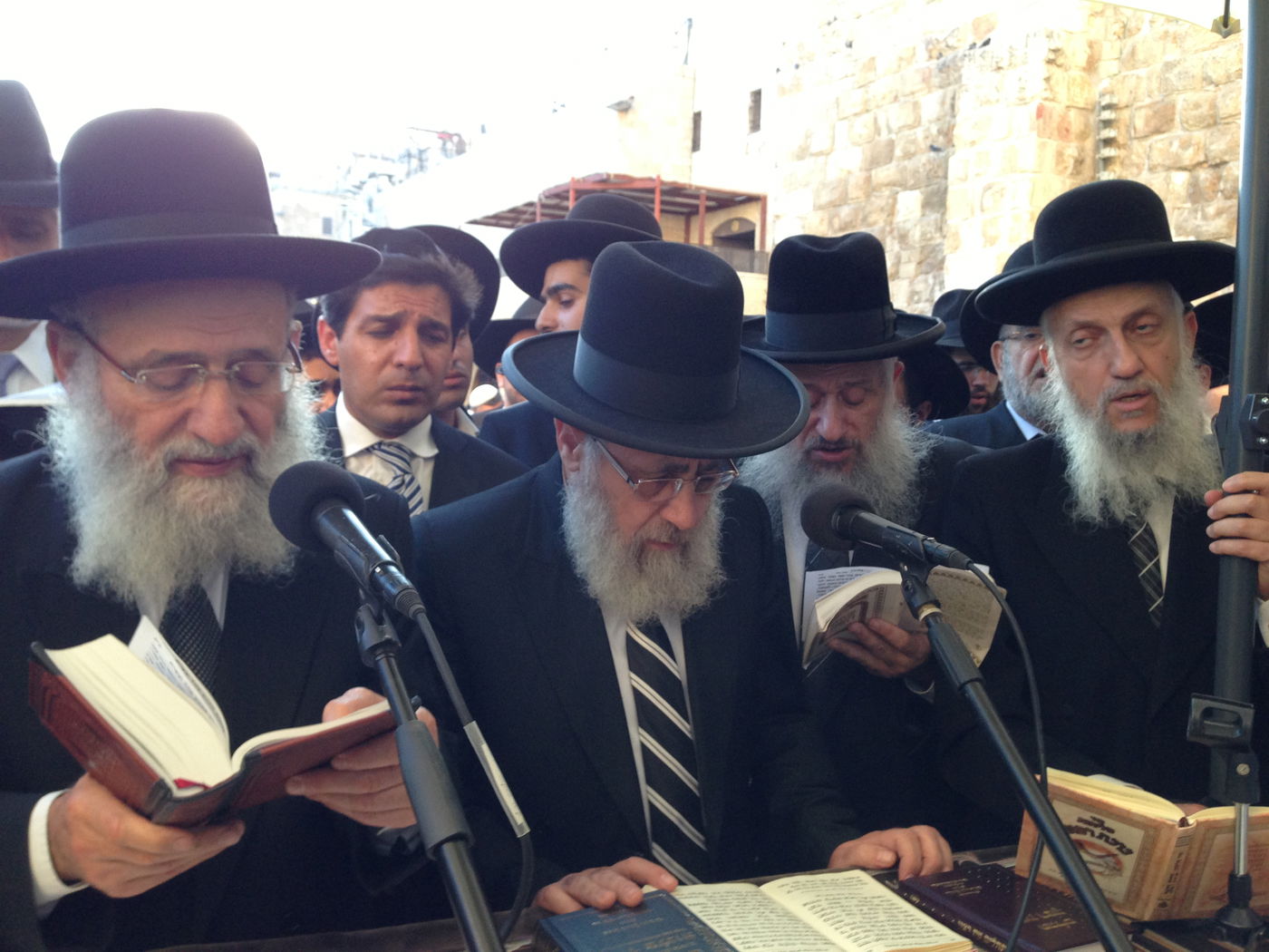 צפו: המונים התפללו בכותל לרפואת הרב עובדיה יוסף