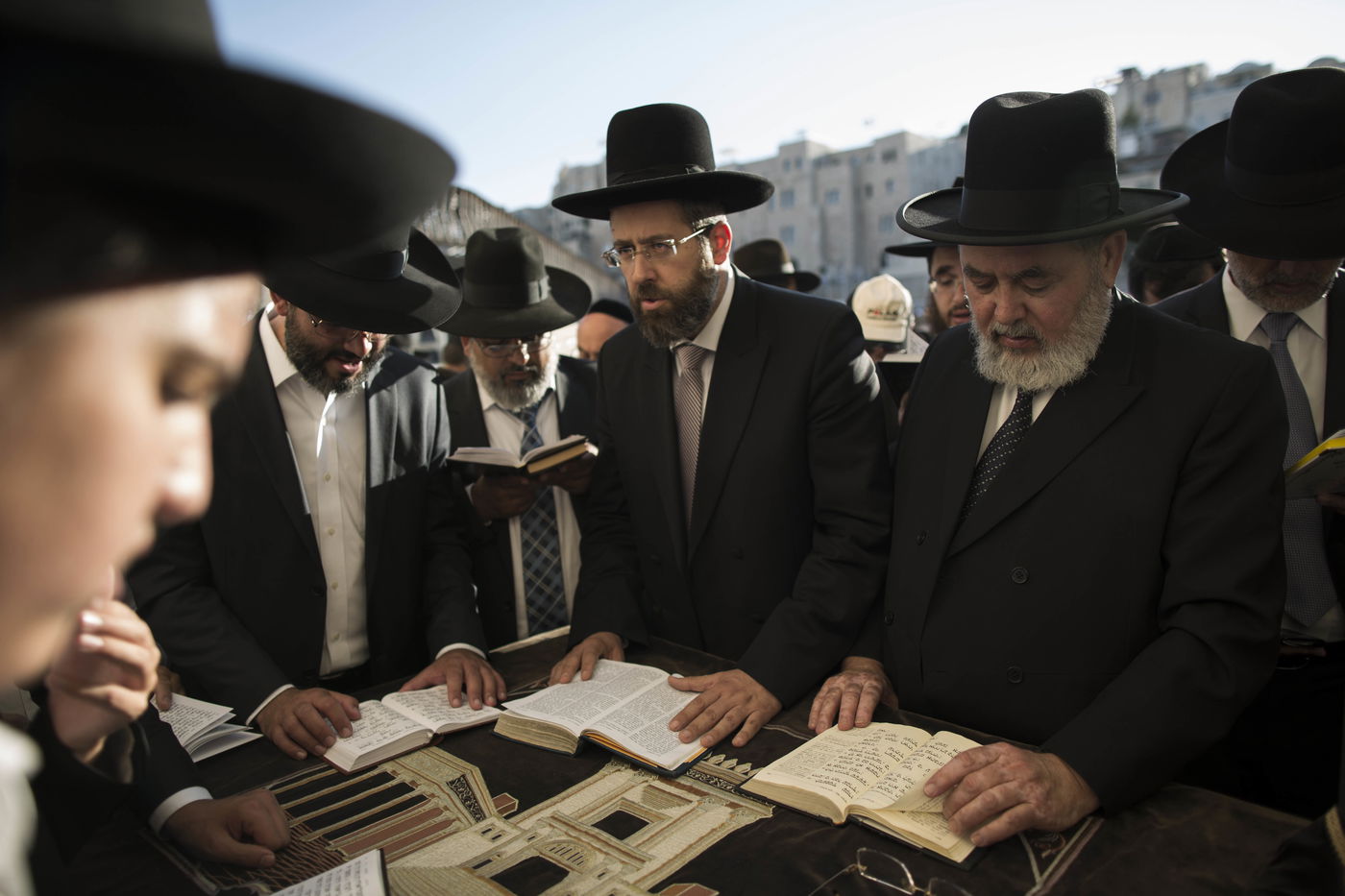 צפו: המונים התפללו בכותל לרפואת הרב עובדיה יוסף