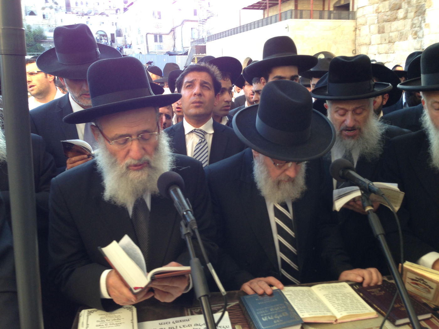 צפו: המונים התפללו בכותל לרפואת הרב עובדיה יוסף