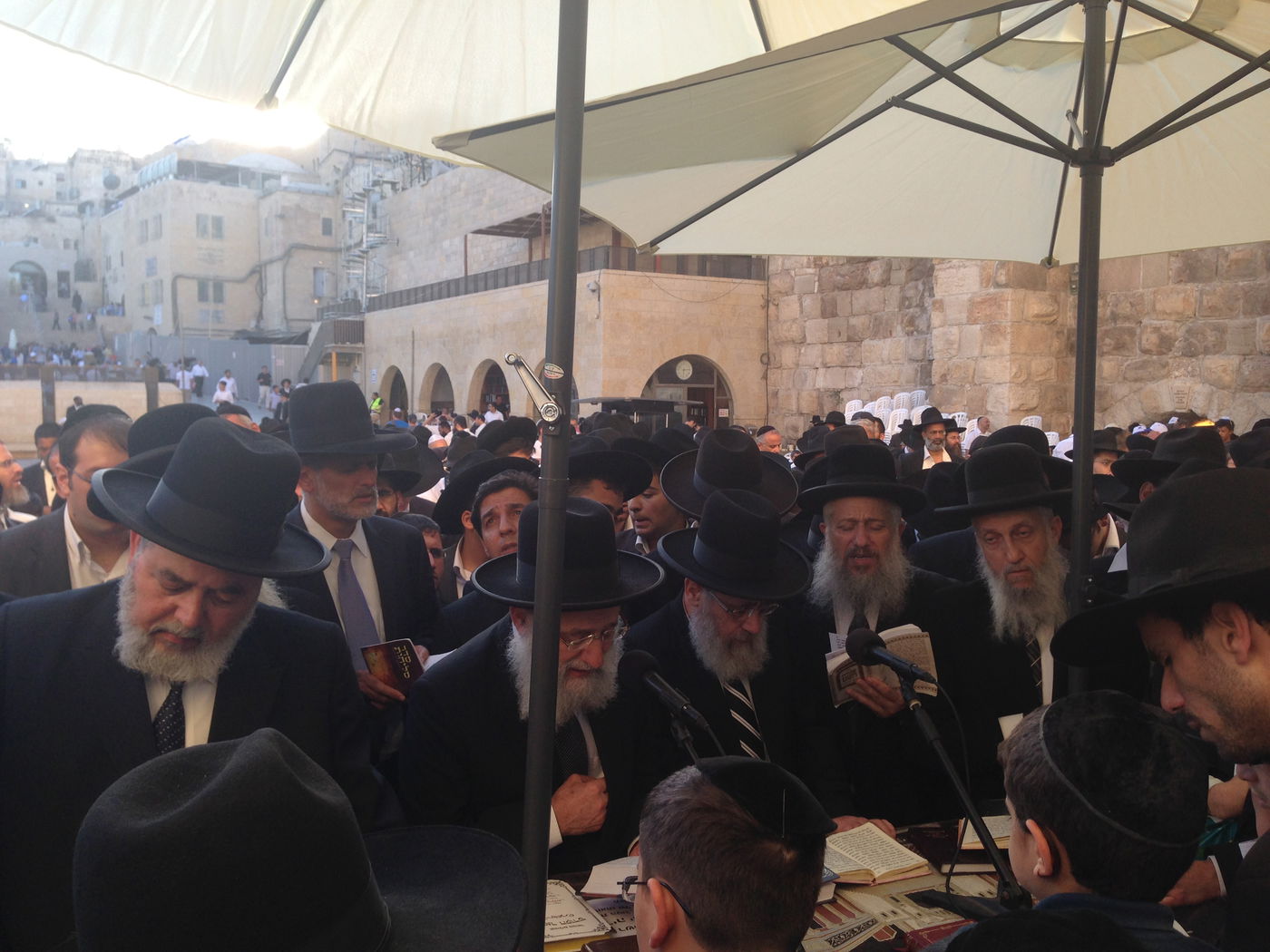 צפו: המונים התפללו בכותל לרפואת הרב עובדיה יוסף