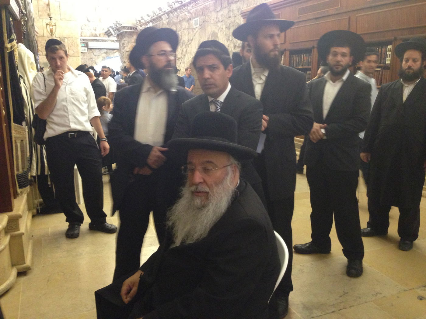 צפו: המונים התפללו בכותל לרפואת הרב עובדיה יוסף