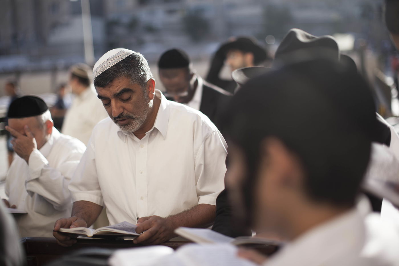 צפו: המונים התפללו בכותל לרפואת הרב עובדיה יוסף