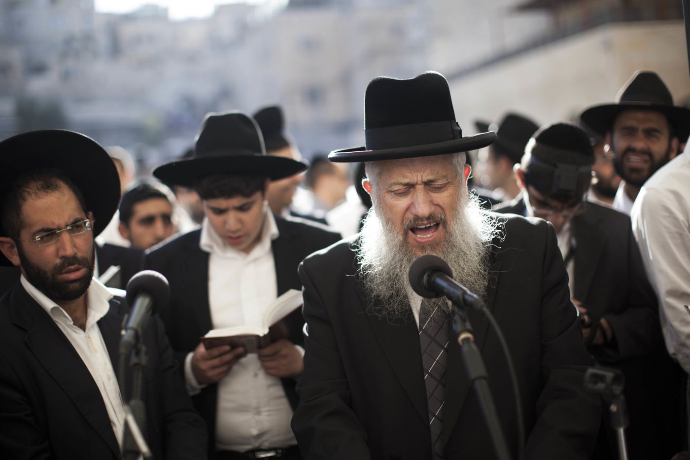 צפו: המונים התפללו בכותל לרפואת הרב עובדיה יוסף