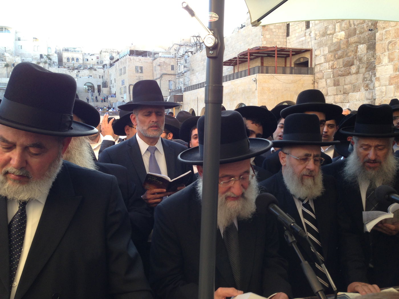 צפו: המונים התפללו בכותל לרפואת הרב עובדיה יוסף