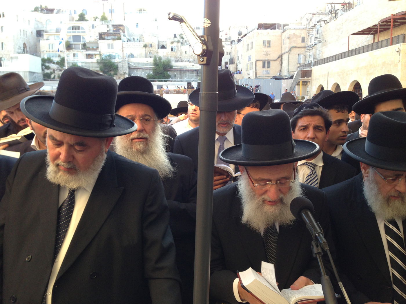 צפו: המונים התפללו בכותל לרפואת הרב עובדיה יוסף