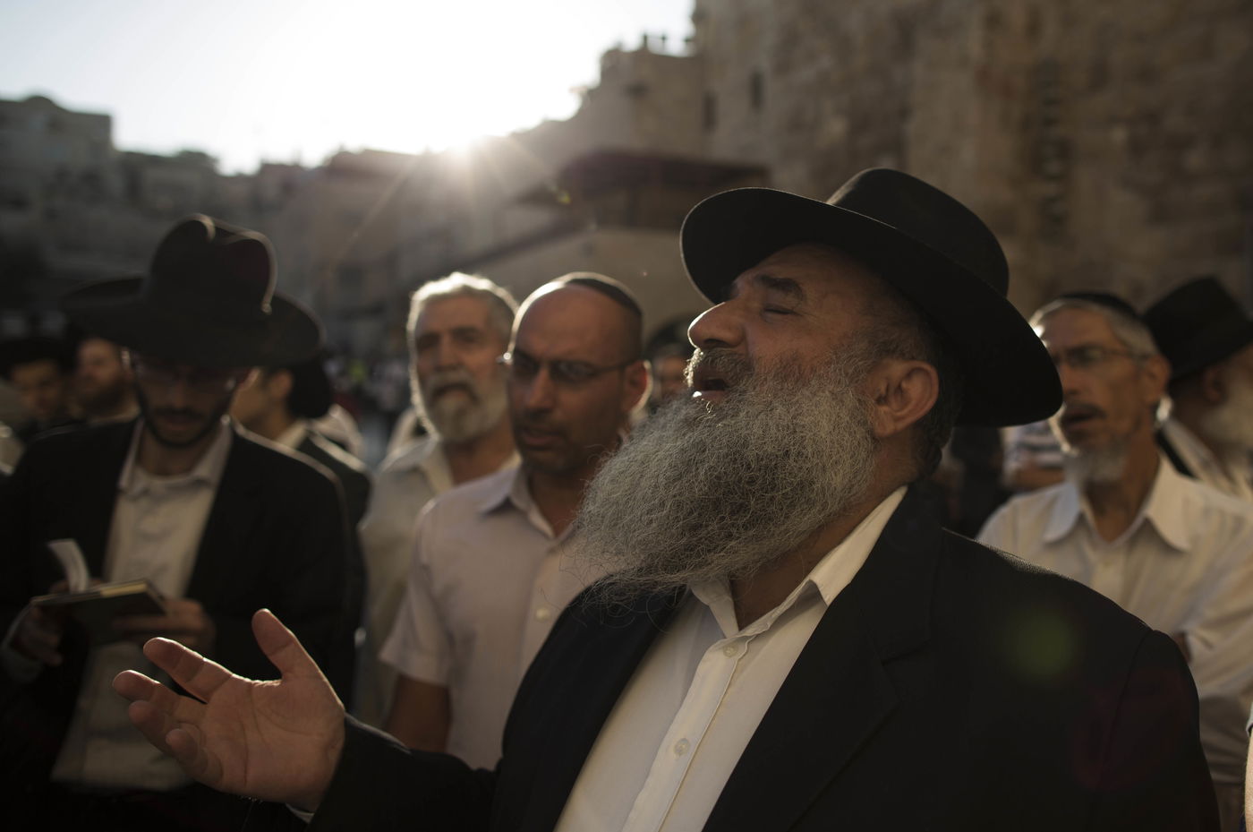 צפו: המונים התפללו בכותל לרפואת הרב עובדיה יוסף