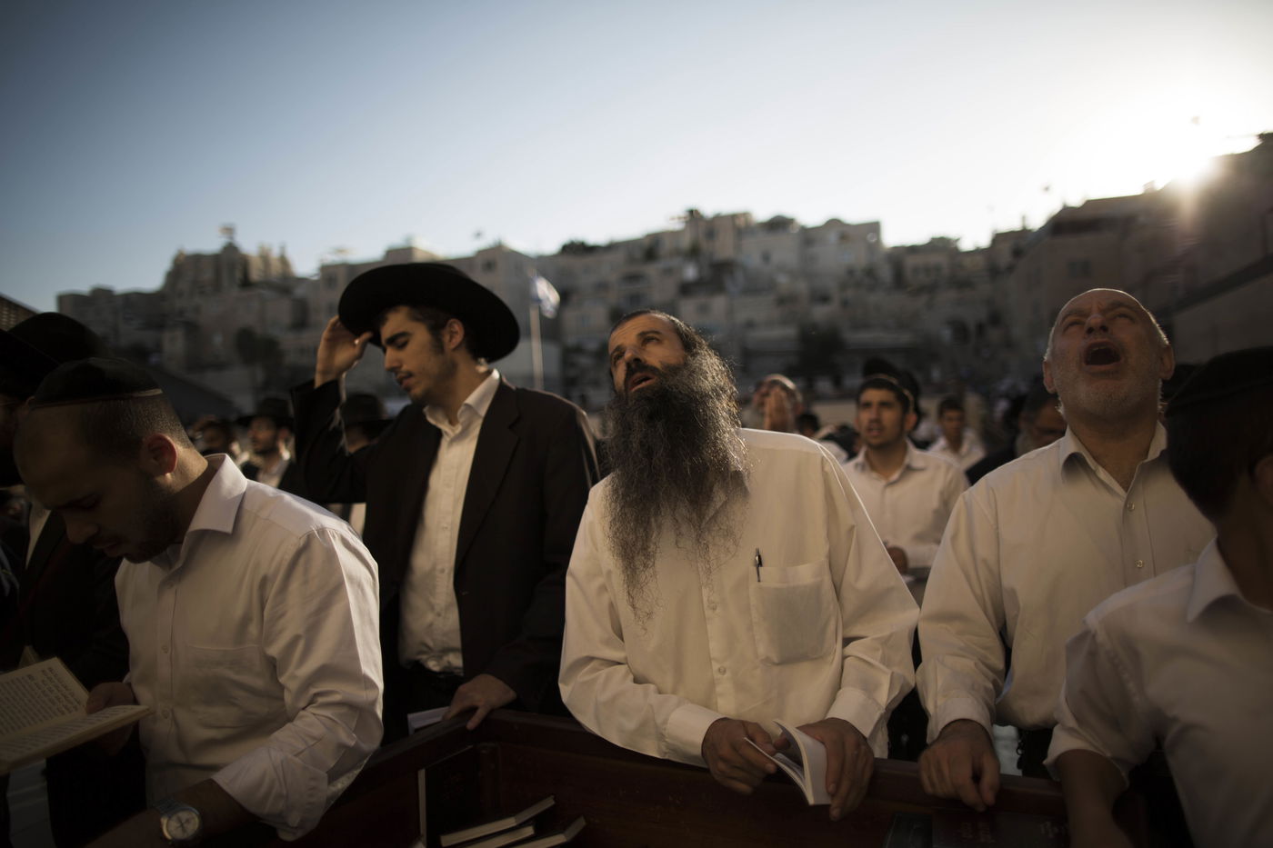 צפו: המונים התפללו בכותל לרפואת הרב עובדיה יוסף