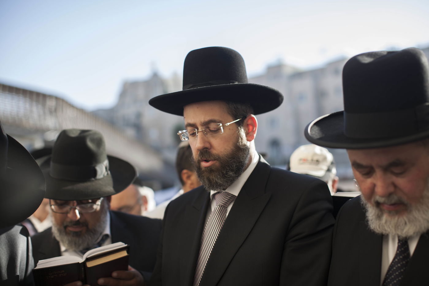 צפו: המונים התפללו בכותל לרפואת הרב עובדיה יוסף