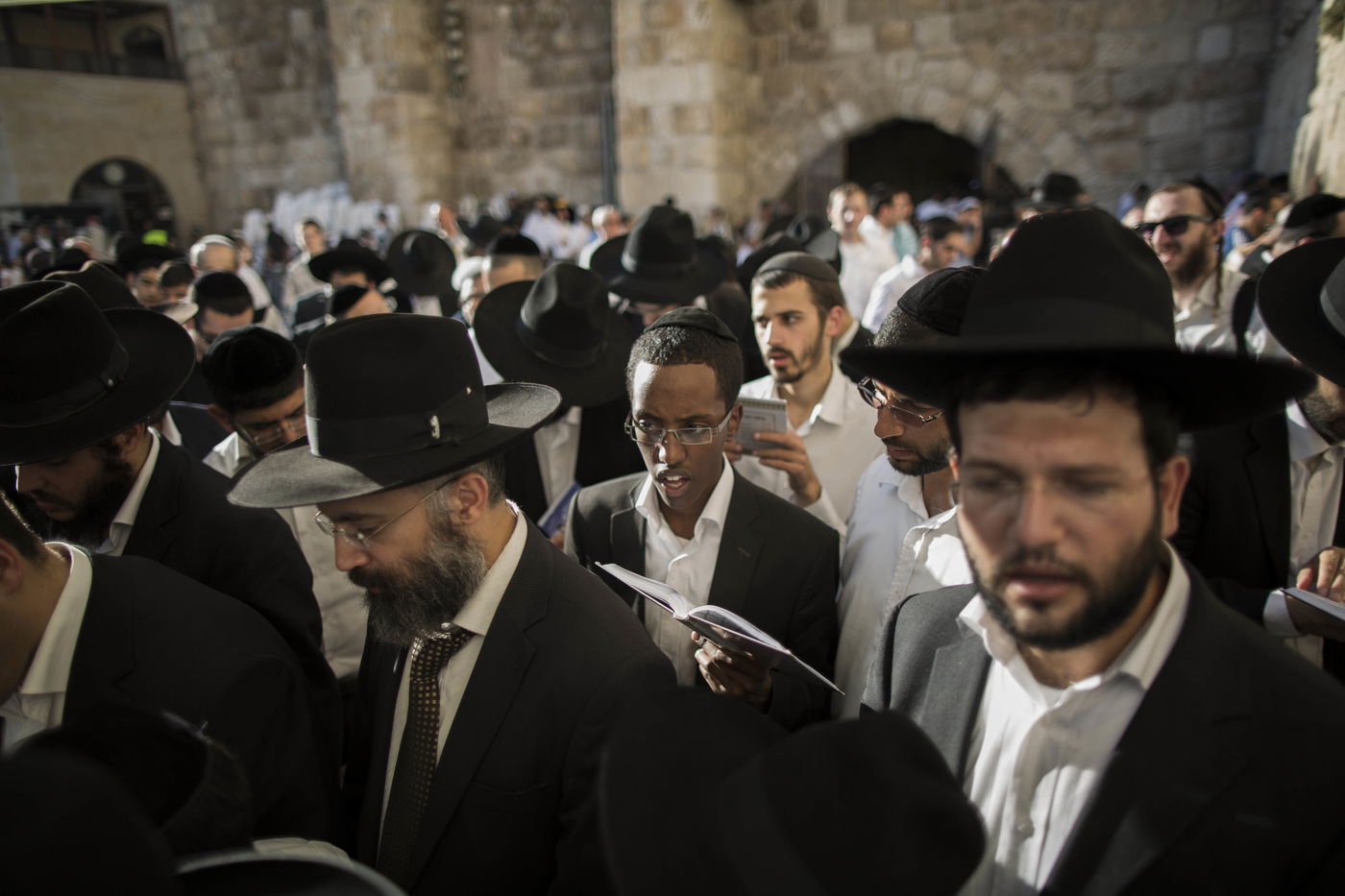 צפו: המונים התפללו בכותל לרפואת הרב עובדיה יוסף