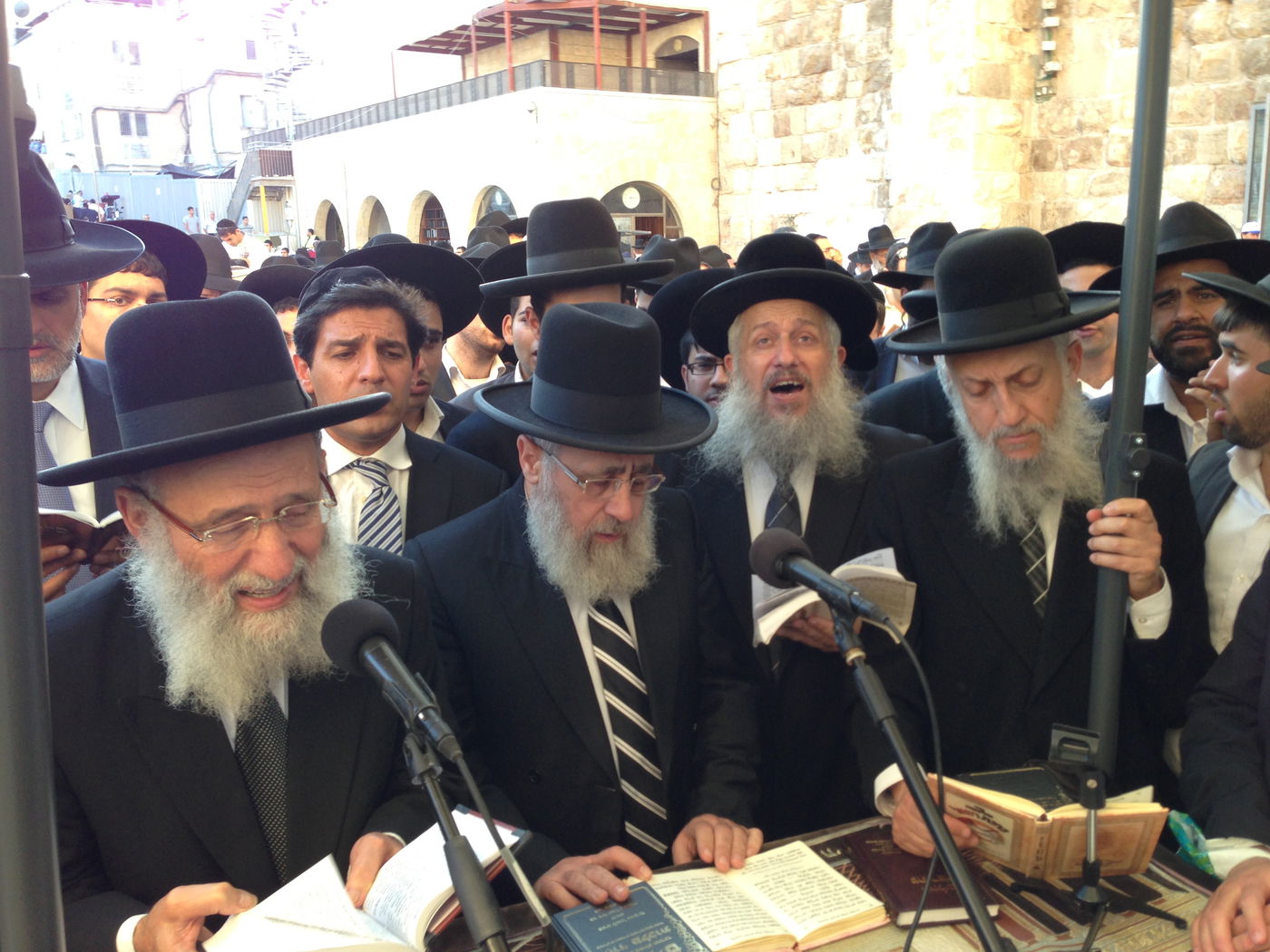 צפו: המונים התפללו בכותל לרפואת הרב עובדיה יוסף