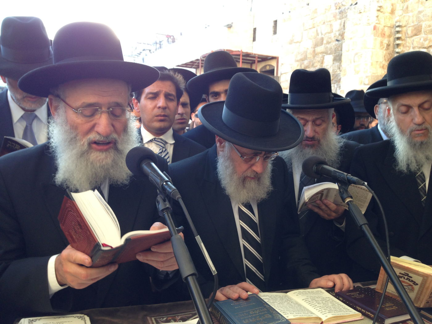 צפו: המונים התפללו בכותל לרפואת הרב עובדיה יוסף