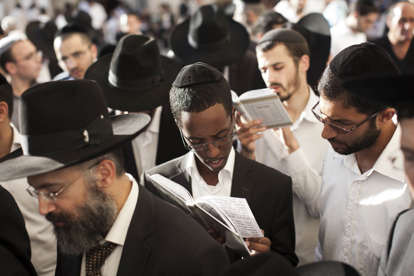 צפו: המונים התפללו בכותל לרפואת הרב עובדיה יוסף