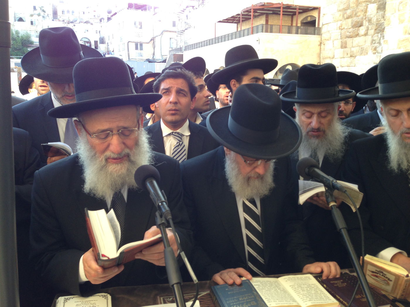 צפו: המונים התפללו בכותל לרפואת הרב עובדיה יוסף