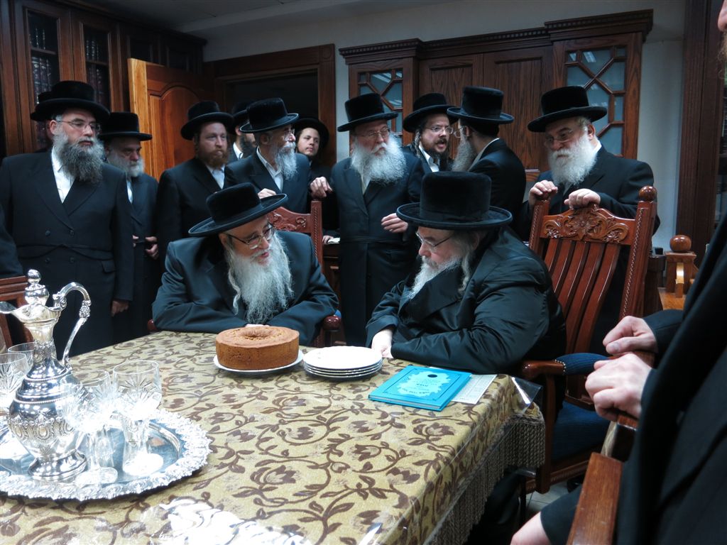 האדמו"רים מבעלזא וצאנז נועדו: "אנו בגלות בין יהודים"