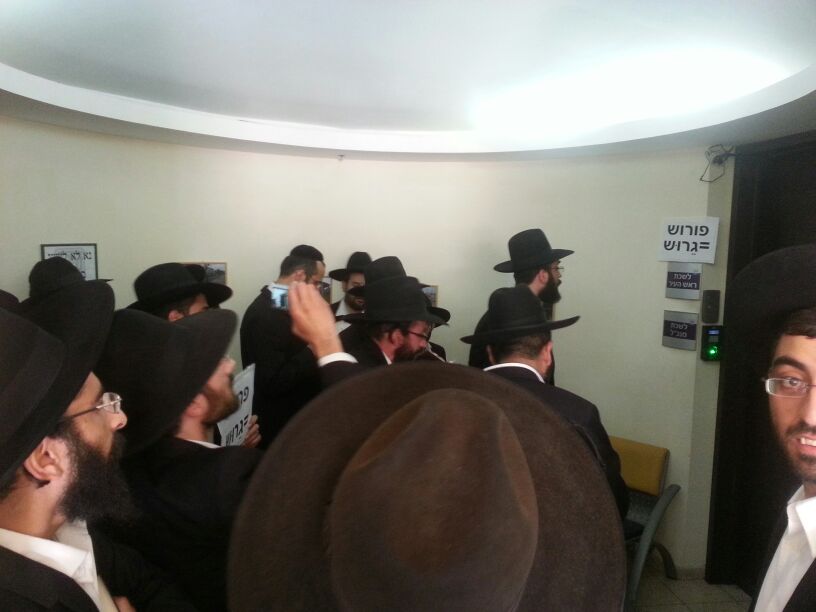 הורים וילדות הפגינו בעיריית אלעד: "פרוש = גרוש"