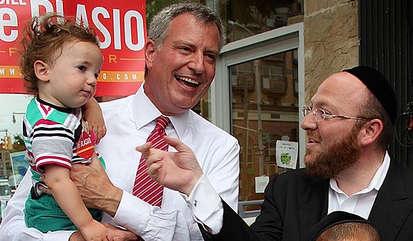 אריק דה בלסיו מסייר בשכונה החרדית