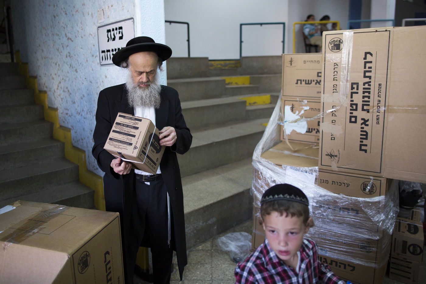 חוששים מסוריה: היסטריה במוקדי חלוקת ערכות מגן