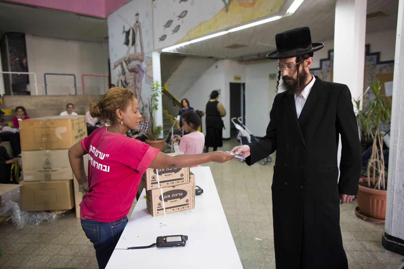 חוששים מסוריה: היסטריה במוקדי חלוקת ערכות מגן