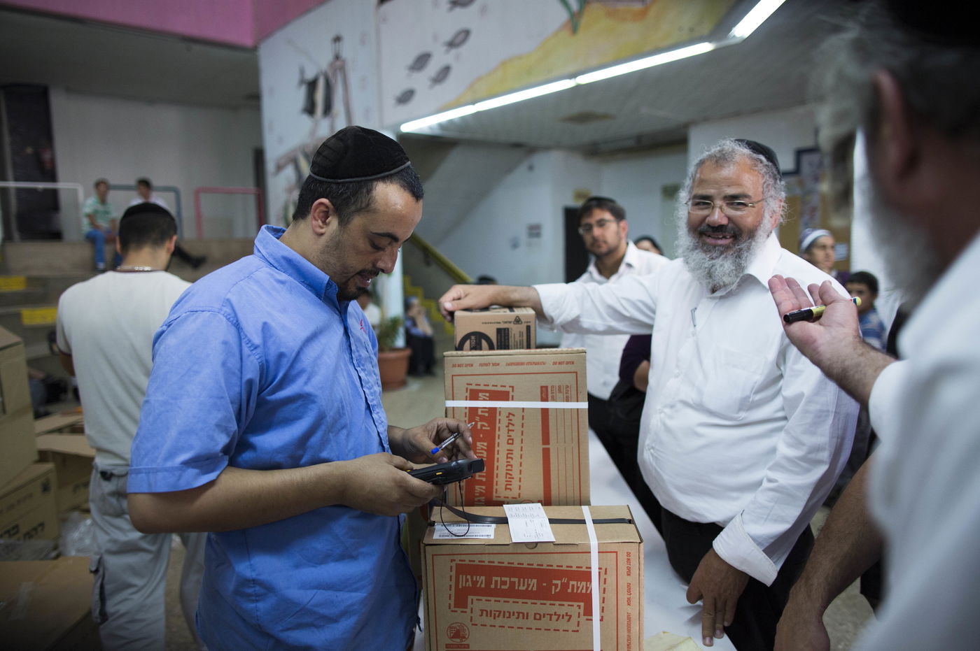 חוששים מסוריה: היסטריה במוקדי חלוקת ערכות מגן