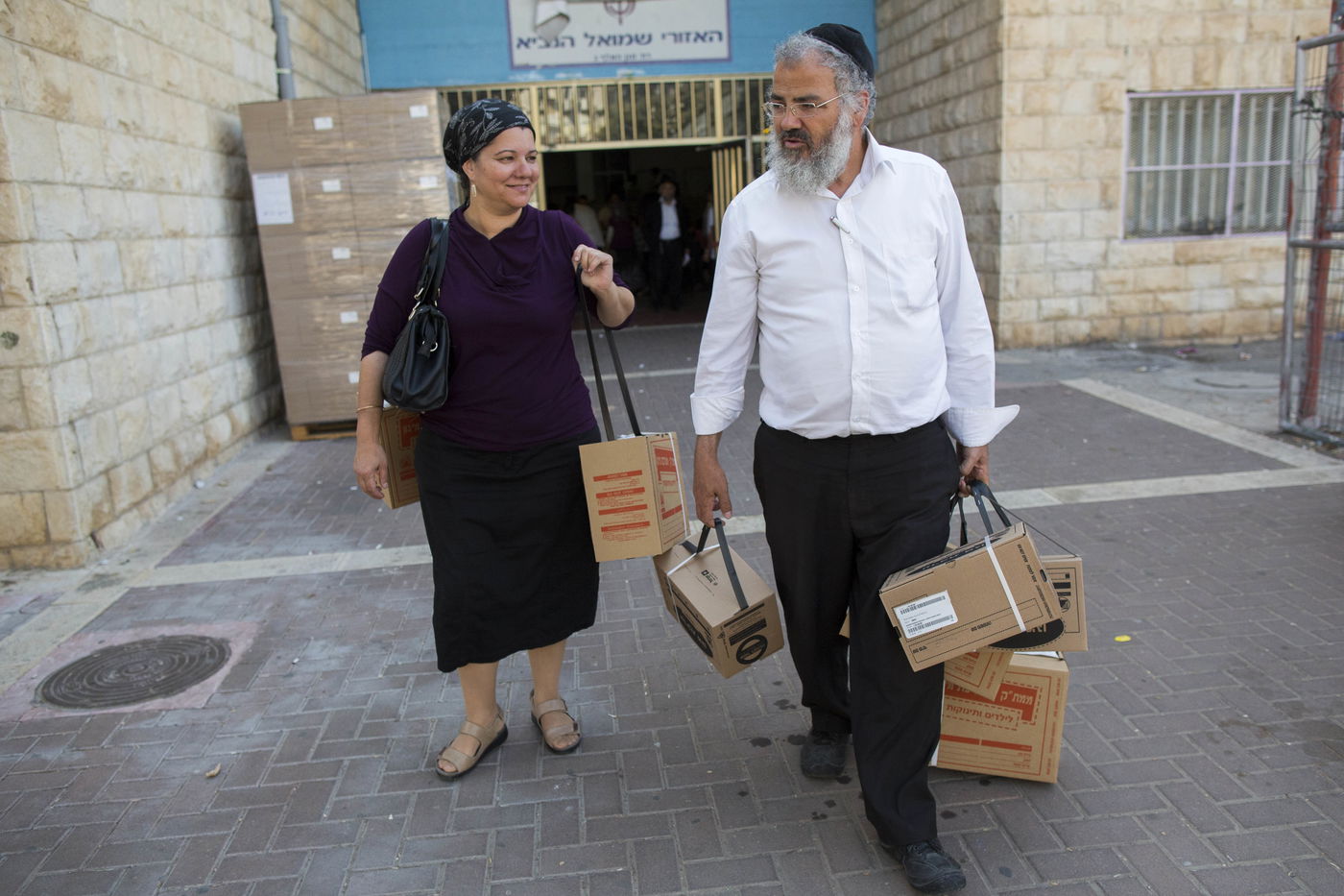 חוששים מסוריה: היסטריה במוקדי חלוקת ערכות מגן