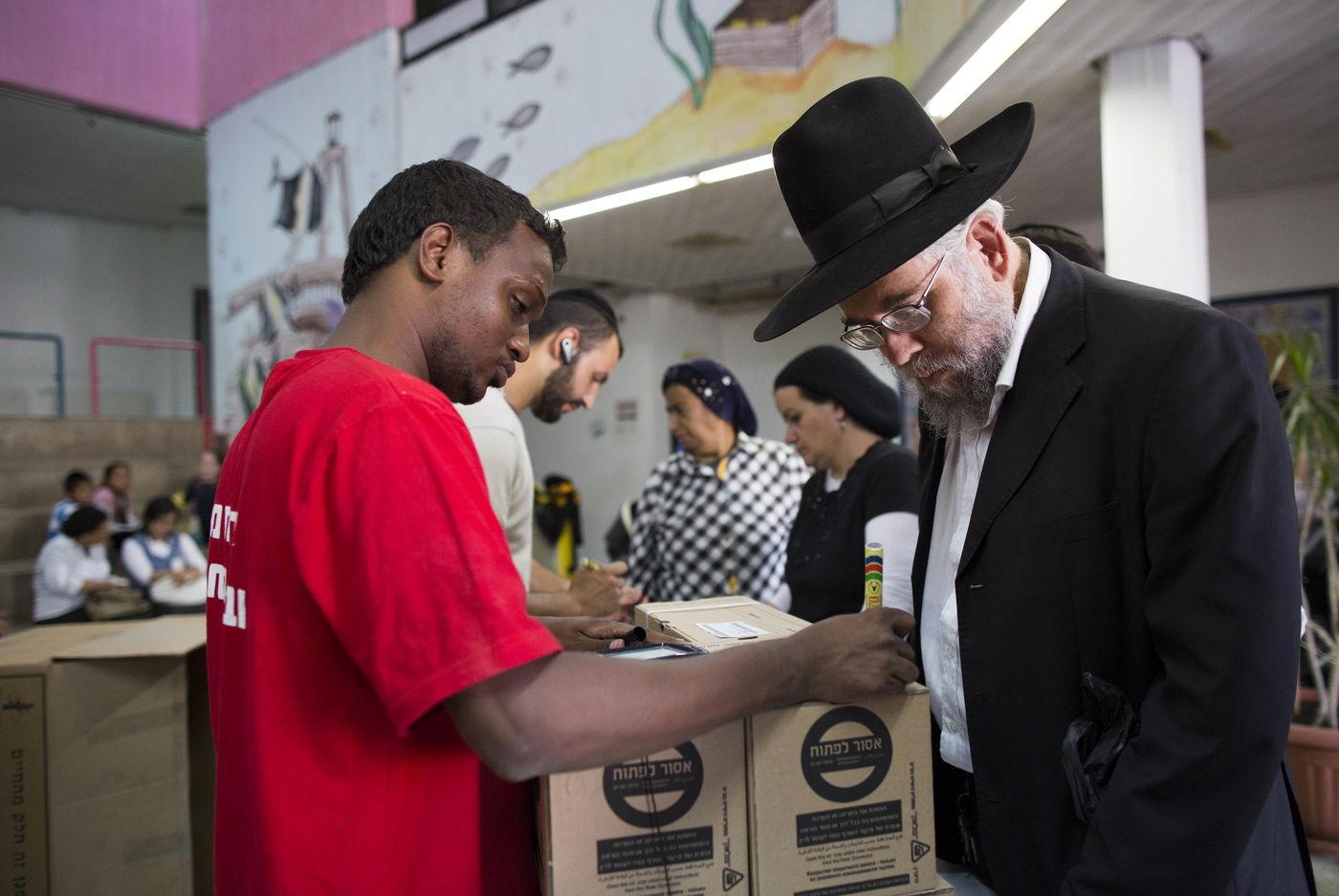 חוששים מסוריה: היסטריה במוקדי חלוקת ערכות מגן