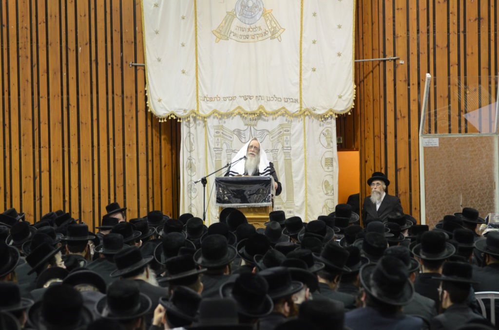 גלריה: א' דסליחות בחצר הקודש צאנז