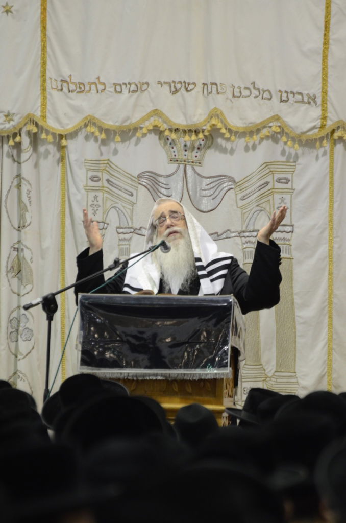 גלריה: א' דסליחות בחצר הקודש צאנז