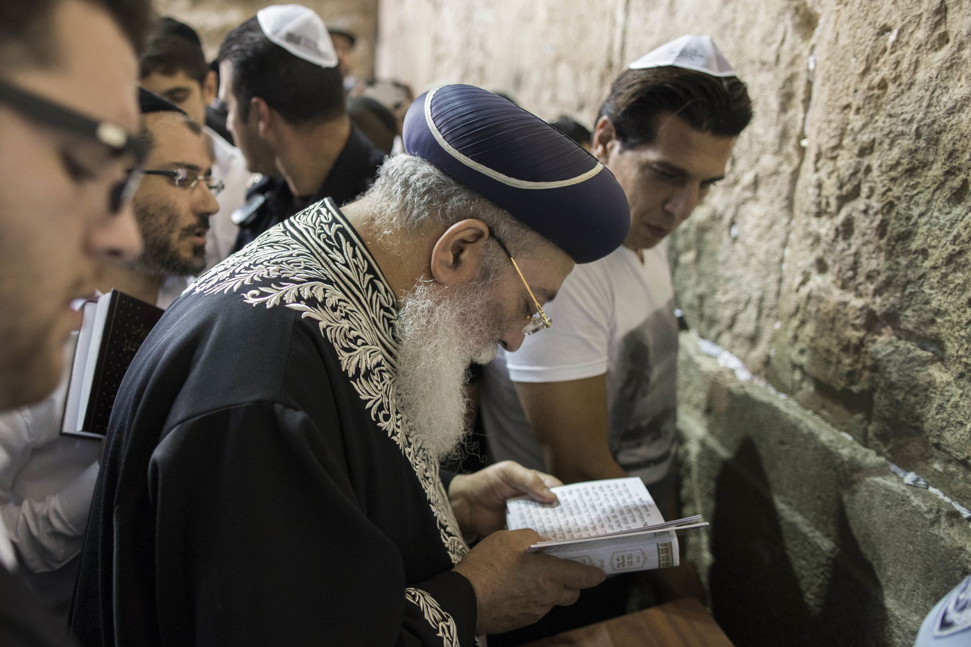 הרב שלמה עמאר בתפילה בכותל, הלילה