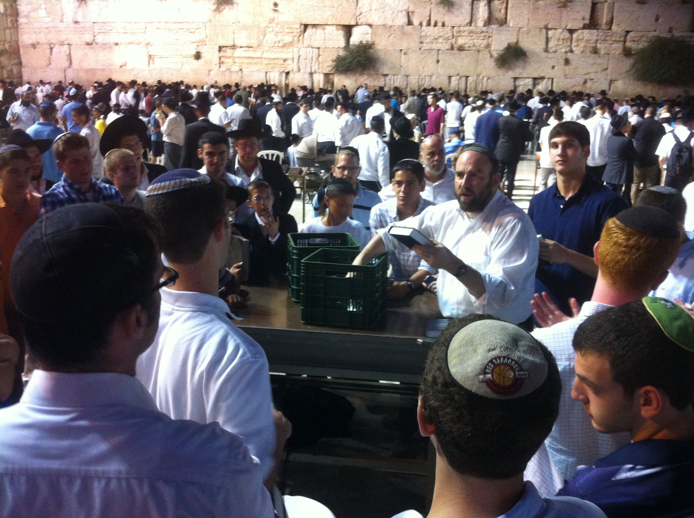 דירות הפעמים שבהן יוצא לך להיות ברגעים היסטוריים בחייהם של אחרים. לעמוד מהצד, להסתכל ולדעת בבירור שאתה נמצא עכשיו במעמד מכונן עבור מי שלצדך.