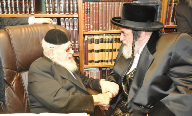 כ"ק האדמו"ר מויז'ניץ עם מרן הגר"ע יסוף