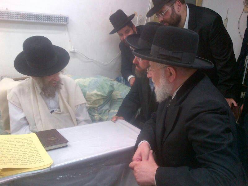 פגישת הרב לאו ובנו עם מרן הרב שטיינמן, ברקע: ראוכברגר ושפירא