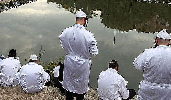 האגם הסמוך לציון הרבי