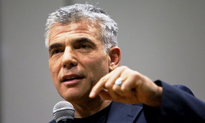 בצניחה למטה. שר האוצר יאיר לפיד