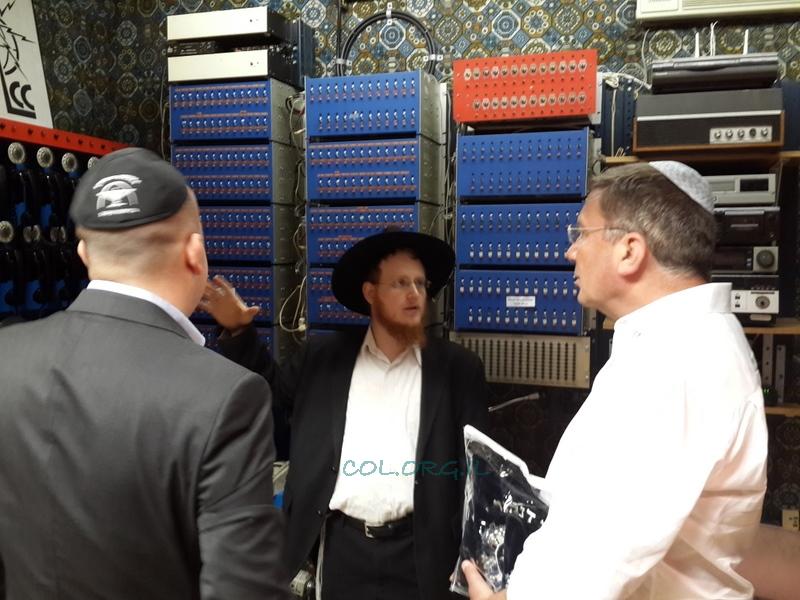 צפו בגלריה: נוחי דנקנר מבקר ב-770