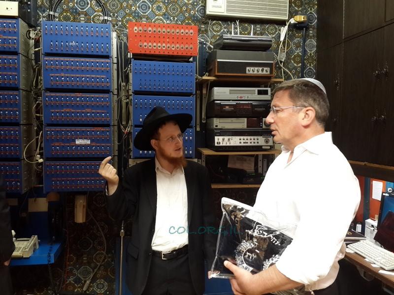 צפו בגלריה: נוחי דנקנר מבקר ב-770