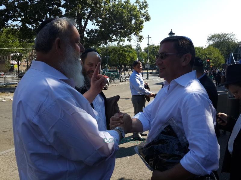 צפו בגלריה: נוחי דנקנר מבקר ב-770