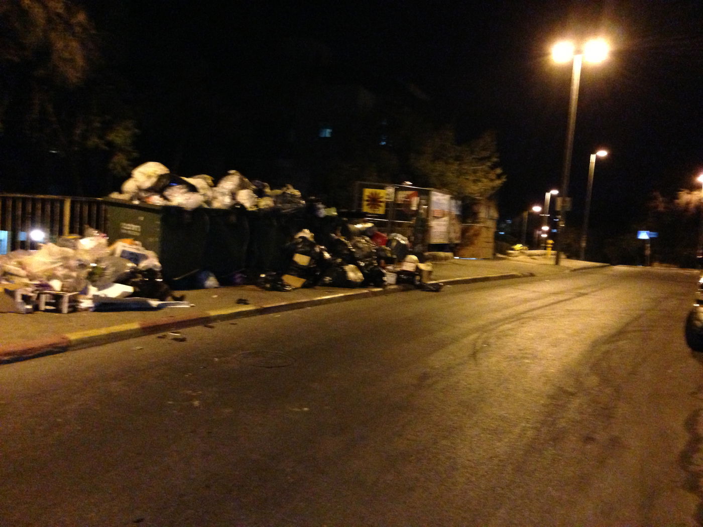 קטסטרופה בירושלים: רחובות השכונות החרדיות מלאים אשפה